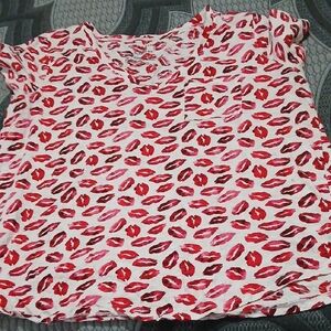 Torrid Red and Pink Lip Print Short Sleeve Top